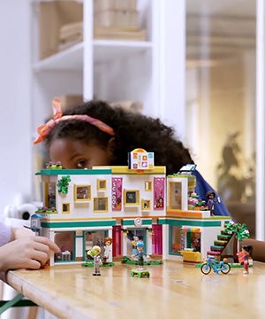 LEGO FRIENDS HEARTLAKE INTERNATIONAL SCHOOL