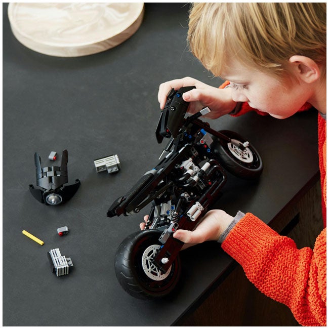 LEGO TECHNIC THE BATMAN BATCYCLE
