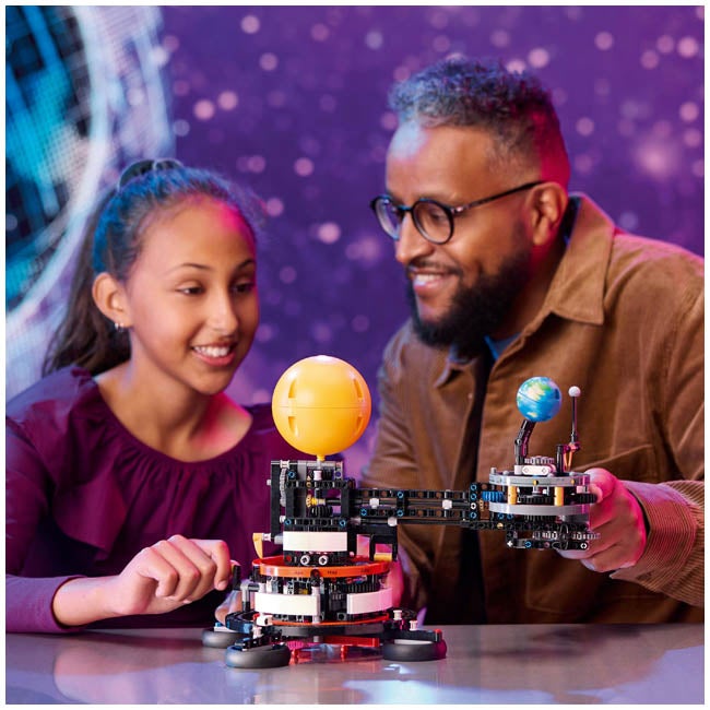 LEGO TECHNIC PLANET EARTH AND MOON IN ORBIT
