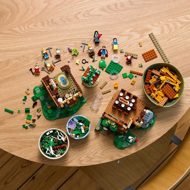 LEGO DISNEY SNOW WHITE AND THE SEVEN DWARFS COTTAGE