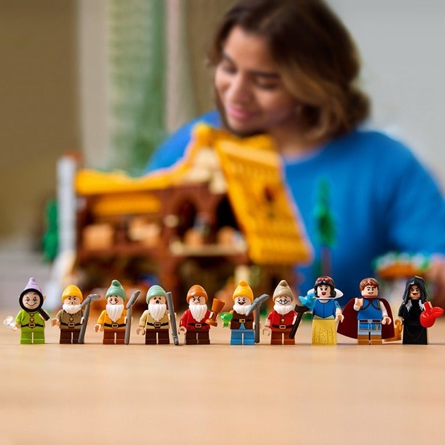 LEGO DISNEY SNOW WHITE AND THE SEVEN DWARFS COTTAGE