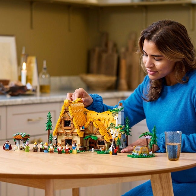 LEGO DISNEY SNOW WHITE AND THE SEVEN DWARFS COTTAGE