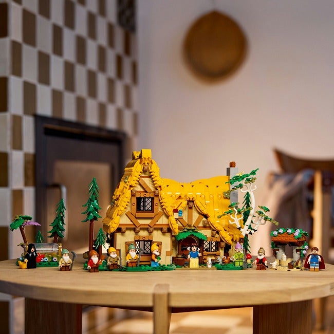 LEGO DISNEY SNOW WHITE AND THE SEVEN DWARFS COTTAGE