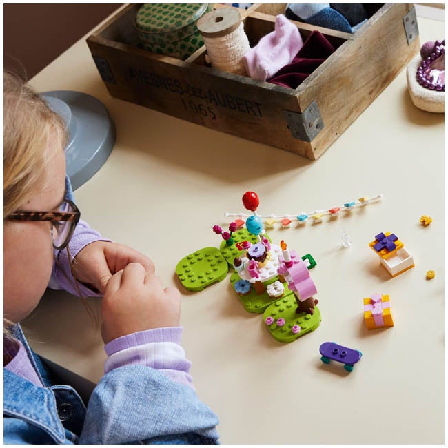 LEGO ANIMAL CROSSING JULIANS BIRTHDAY PARTY BUILDING SET