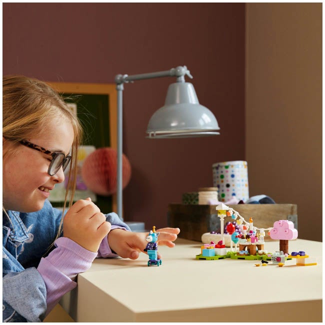 LEGO ANIMAL CROSSING JULIANS BIRTHDAY PARTY BUILDING SET