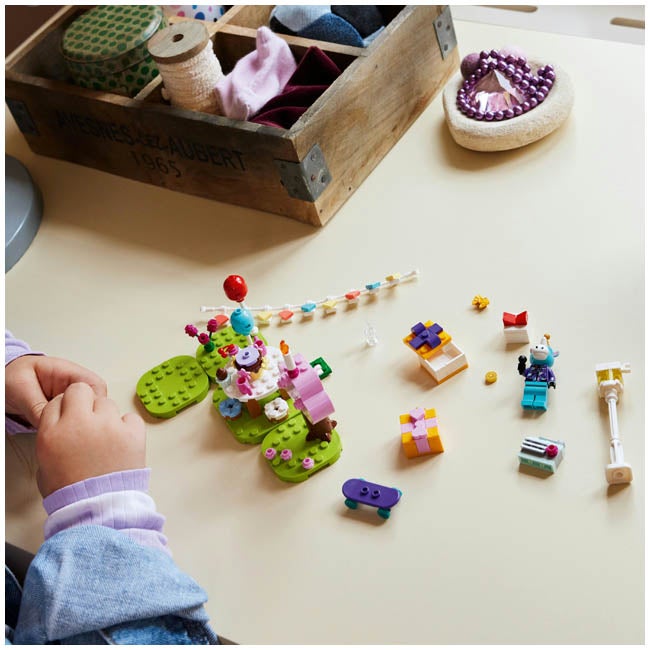 LEGO ANIMAL CROSSING JULIANS BIRTHDAY PARTY BUILDING SET